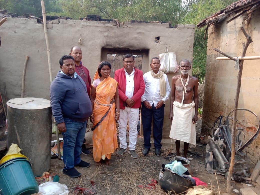 चंदनकियारी में घर में लगी आग हजारों की संपति जलकर खाक