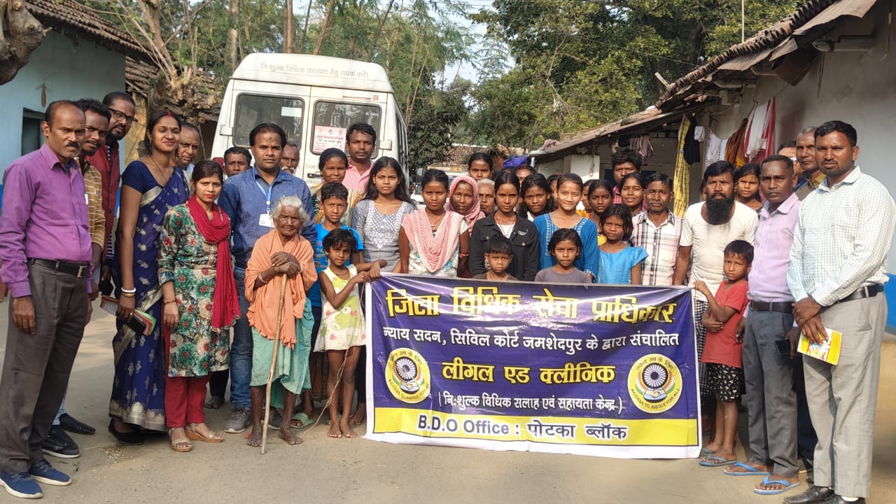 डालसा का मोबाइल वैन पोटका के सारसे गांव पहुंची , ग्रामीणों को दी गई कानूनी जानकारी