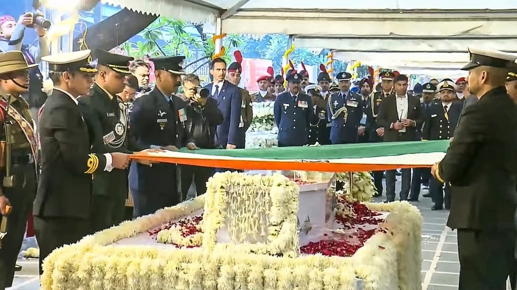 पंचतत्व में विलीन हुए पूर्व प्रधानमंत्री मनमोहन सिंह, 21 तोपों की दी गई सलामी