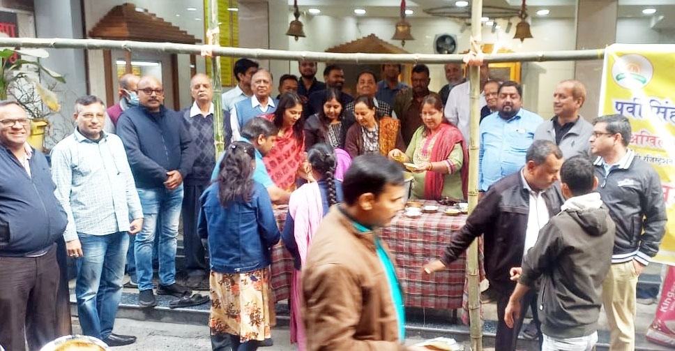 साकची बाजार शिव मंदिर में खिचड़ी भोग का हुआ वितरण