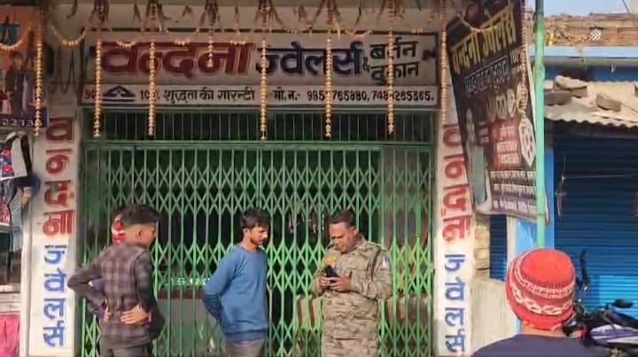 गिरिडीह में चोरों का आतंक, दो बड़े जेवर दुकानों में 20 लाख से अधिक की चोरी