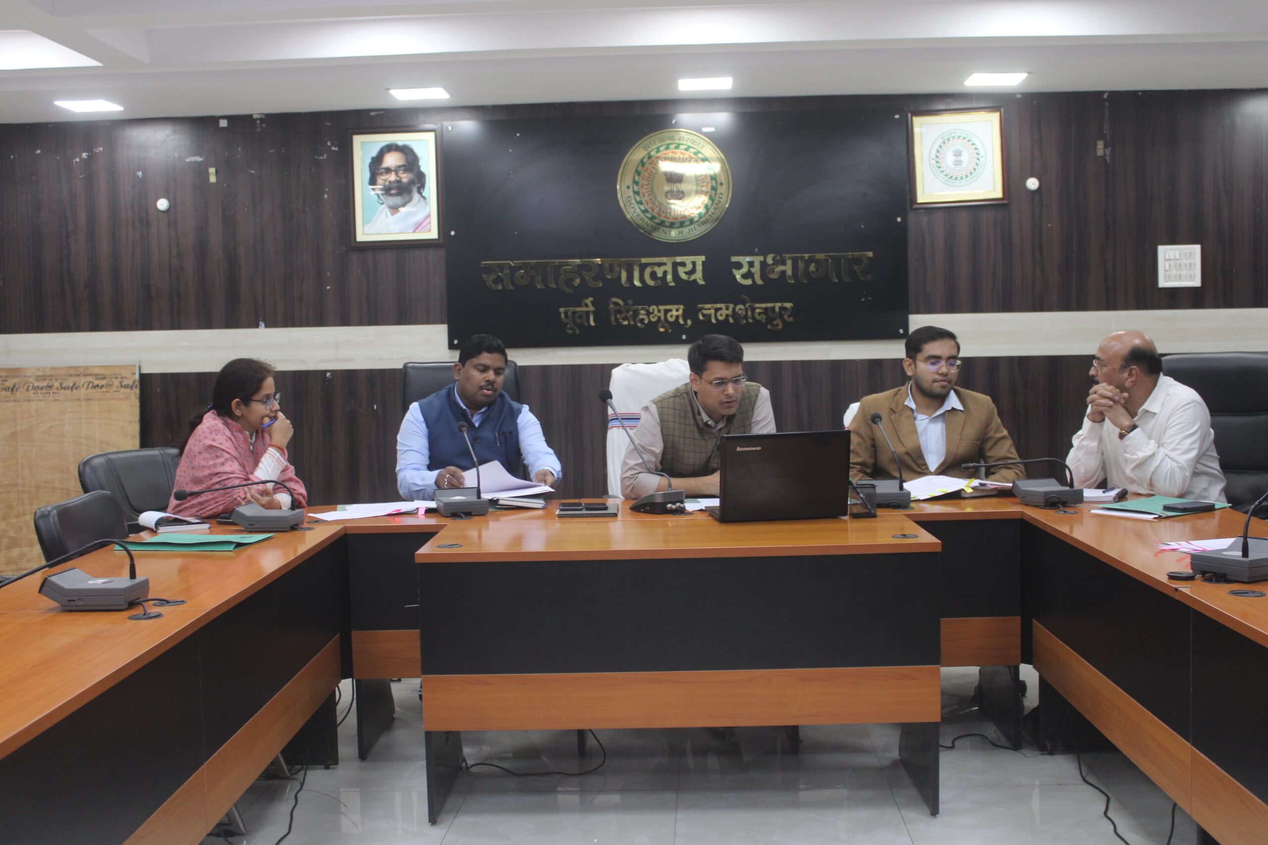 अवैध खनन के विरूद्ध चलेगा प्रशासन का डंडा, बैठक से अनुपस्थित रहने पर कारखाना निरीक्षक को शो कॉज