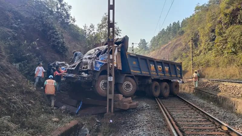 जुरूली–बांसपानी रेलखंड की अप लाइन में हाइवा व मालगाड़ी की भीषण टक्कर