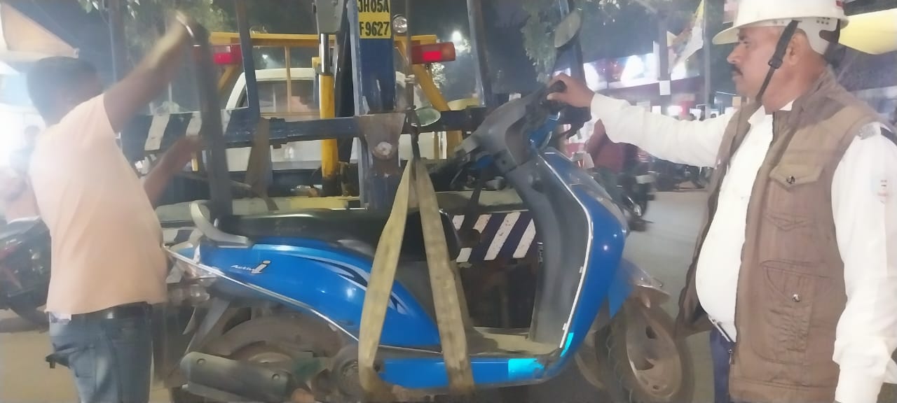 नो पार्किंग जोन में खड़े वाहनों के टायर का खोला गया हवा, वसूला गया जुर्माना