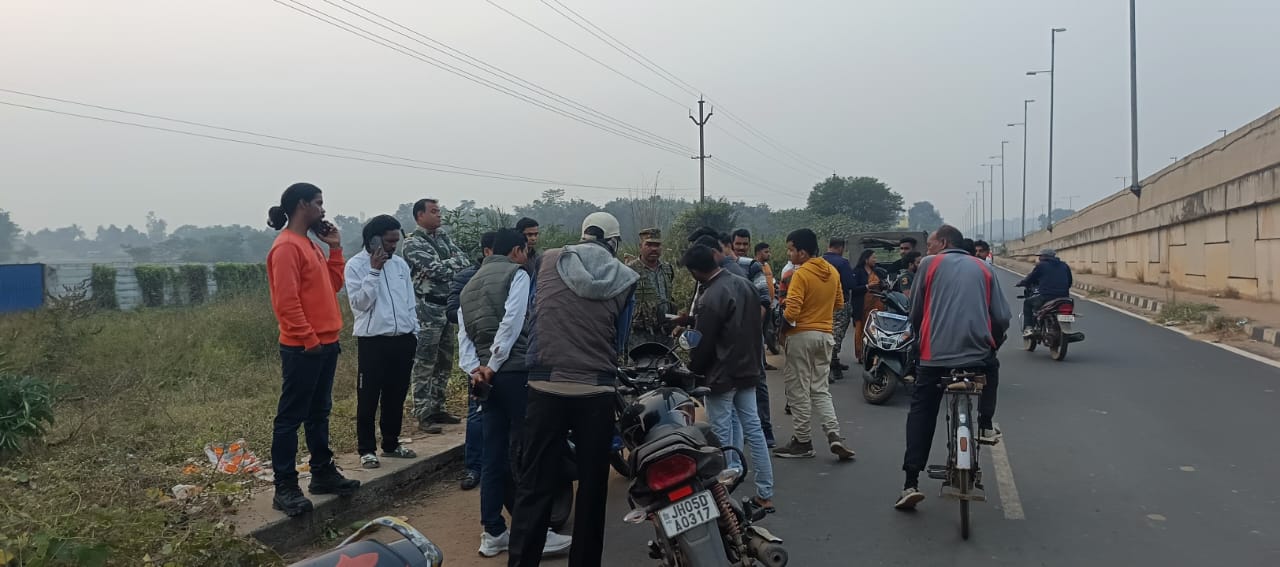  बुजुर्ग महिला को बचाने के दौरान वैन से टकराई बाइक, तीन युवक घायल