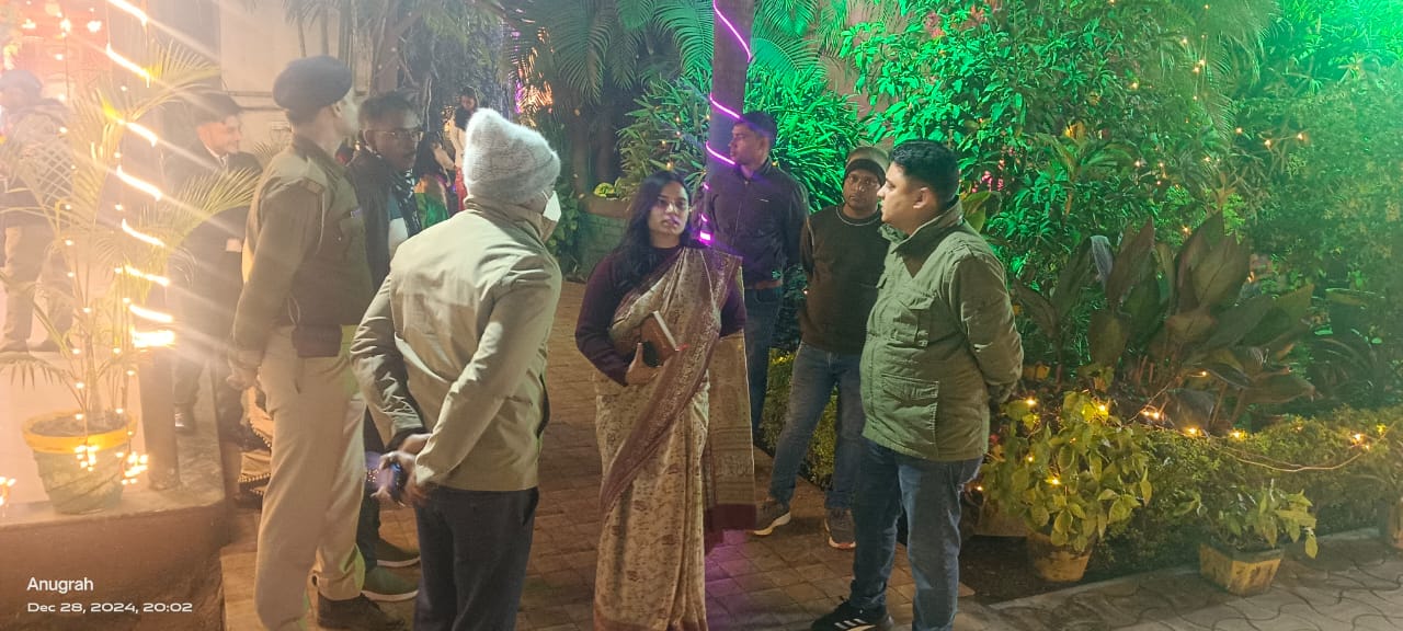 होटल वेस्टर्न में असामाजिक तत्वों ने की तोड़फोड़, एसडीओ व सिटी डीएसपी ने लिया जायजा