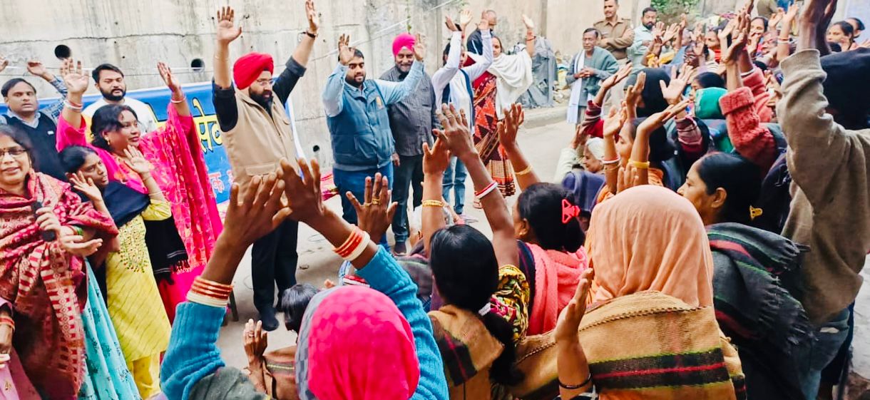 जाड़े में जरूरतमंद लोगों को कंबल सेवा से राहत पहुंचा रहे हैं अमरप्रीत सिंह काले