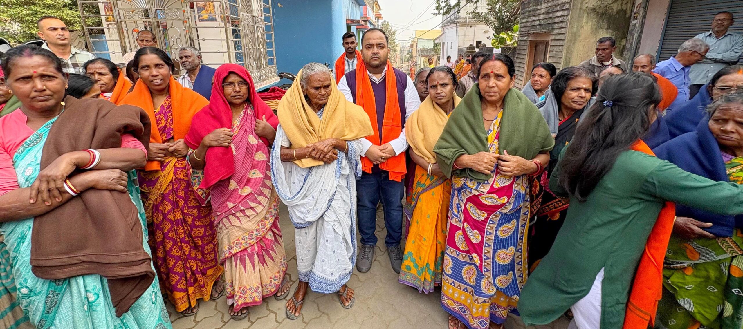 सामाजिक संस्था लोक समर्पण ने गरीबों के बीच कंबल बांटा