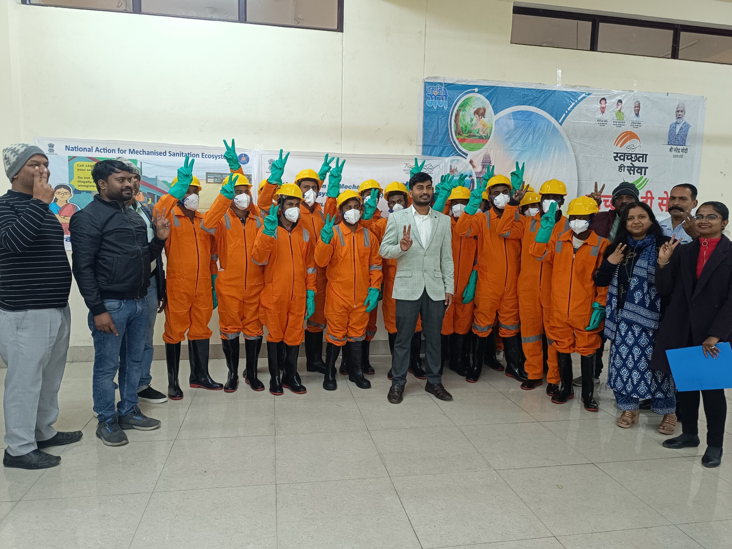 नमस्ते योजना के तहत सफाई कर्मचारियों को मिला पीपीई किट