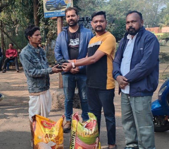 भाजपा नेता ने बांटी राशन सामग्री