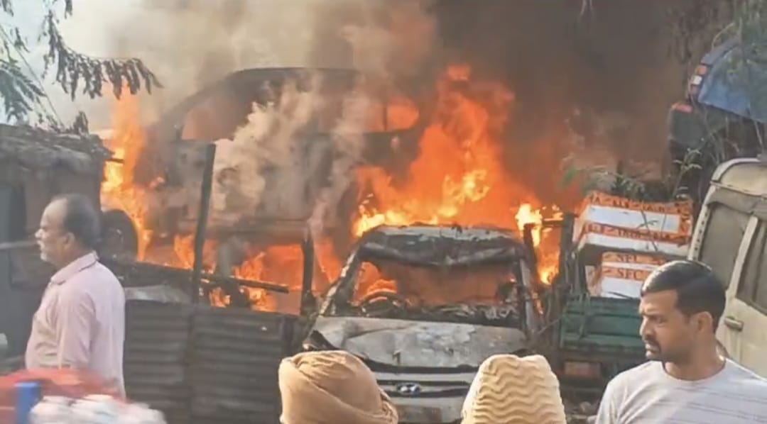 सुंदरनगर थाना के बाहर रखे गए जब्त वाहनों में लगी आग, तीन दमकल ने आग पर पाया काबू