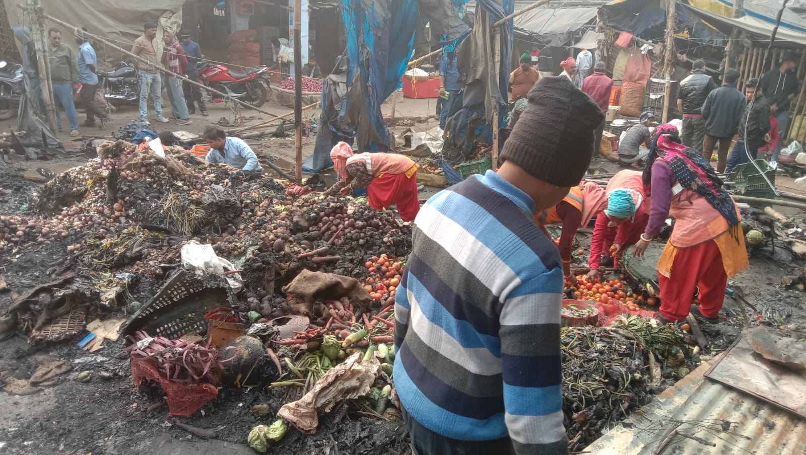 Gamaharia: बाजार के कई दुकानों में लगी आग,लाखों का नुकसान