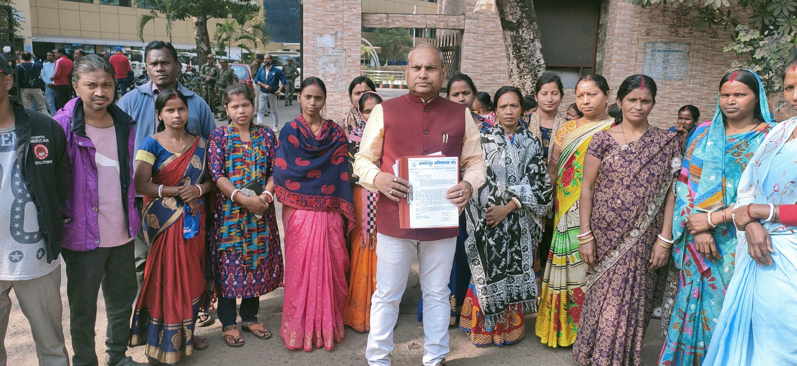 मोतीलाल नेहरू पब्लिक स्कूल ने बीपीएल श्रेणी के 9वीं व 10वीं कक्षा के छात्रों का रिपोर्ट कार्ड रोका