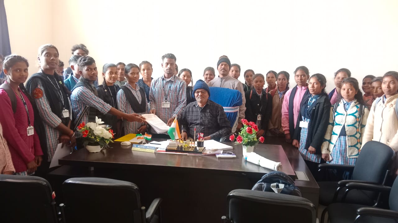 एबीवीपी ने मझगांव डिग्री कॉलेज के प्राचार्य को सौंपा ज्ञापन, कॉलेज में आधारभूत कमी को अविलंब दूर करने की मांग की गई