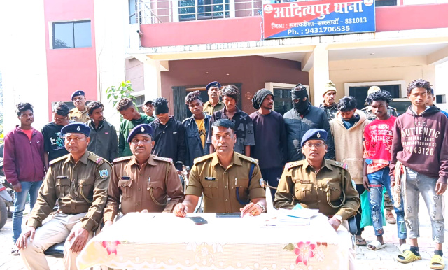 Adityapur : पुलिस ने तीन चोरी की घटनाओं में शामिल 12 आरोपियों को किया गिरफ्तार