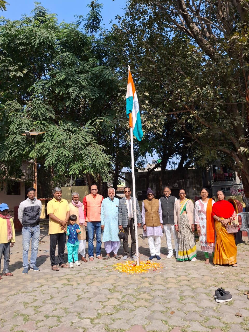 Jamshedpur: शिव मंदिर समिति बारीडीह में किया गया ध्वजारोहण