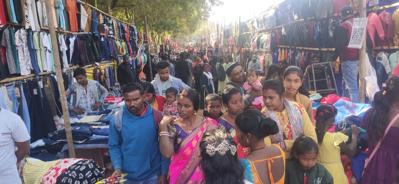 बहरागोड़ा के हावड़ा हाट में खरीदारी करने के लिए उमड़ी भीड़