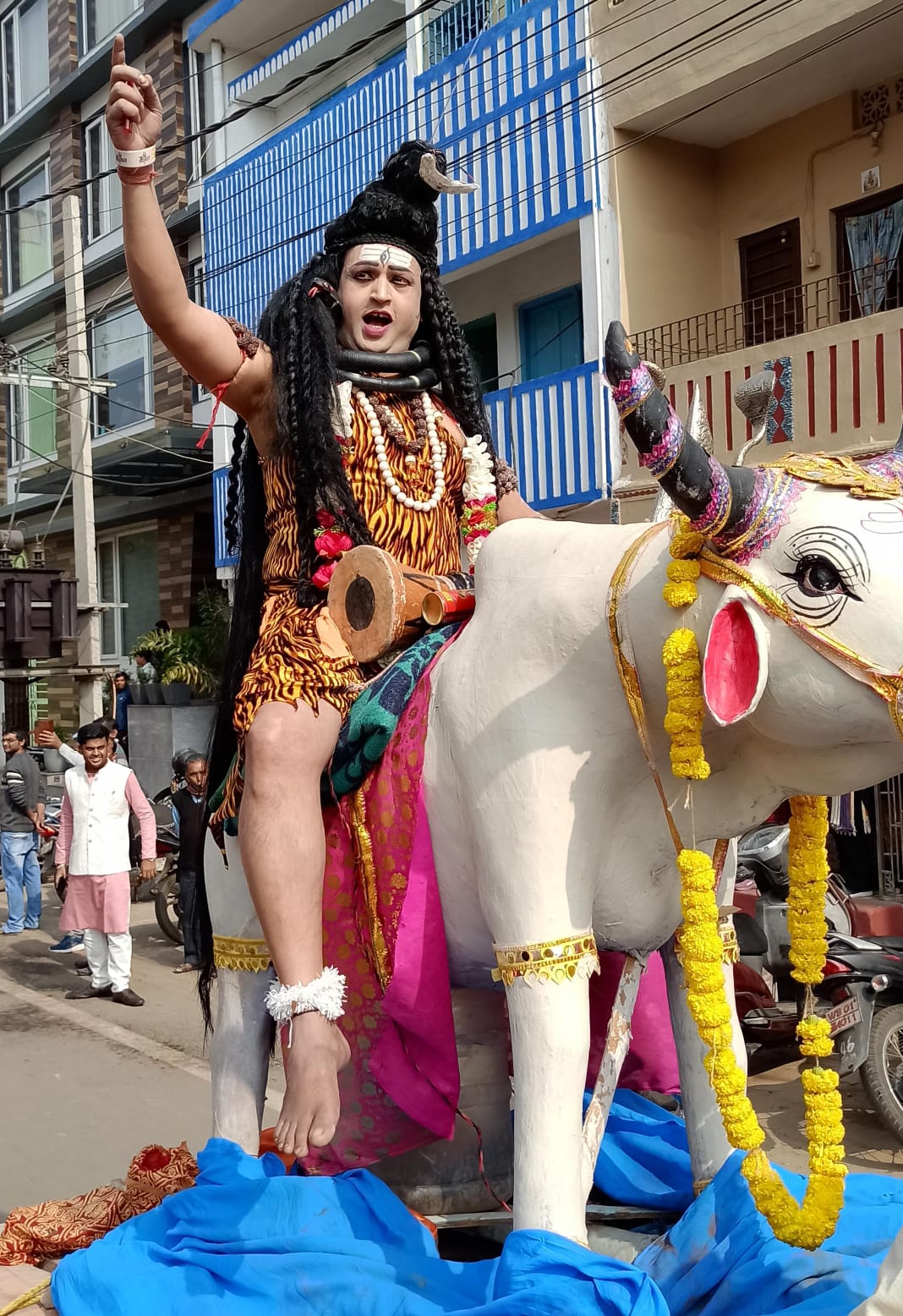 देवघर में केसरवानी समाज ने निकाली भव्य शोभायात्रा, देवी-देवताओं की झांकी ने मोहा मन