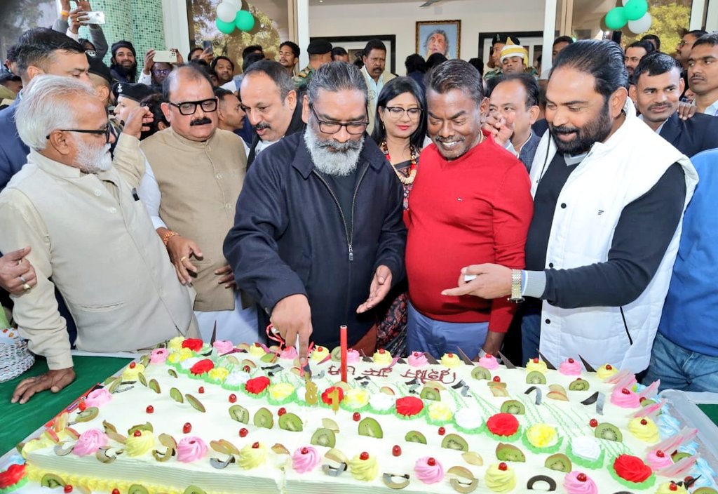 81 वर्ष के हुए झामुमो सुप्रीमो – 81 पाउंड का केक काट कर मनाया जन्मदिन, रघुवर भी पहुंचे