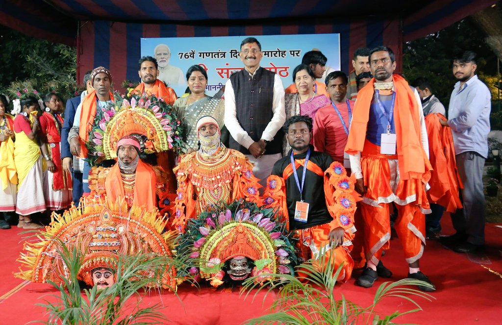 केंद्रीय रक्षा राज्य मंत्री ने गणतंत्र दिवस परेड में प्रस्तुति देने आए Jharkhand के युवाओं का अपने आवास पर किया अभिनंदन, देखें तस्वीरें