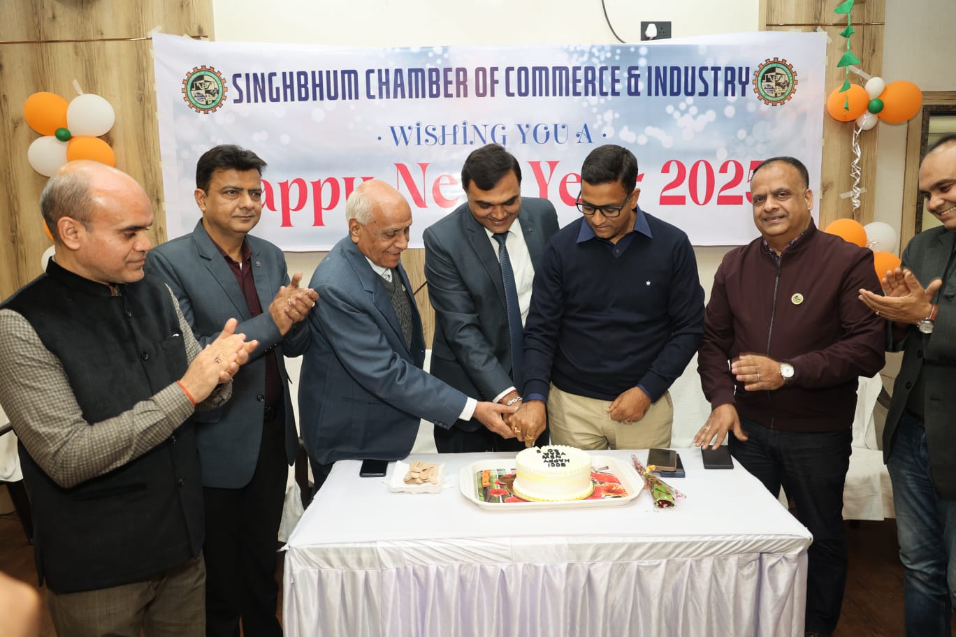 नव वर्ष पर चैम्बर भवन में हुआ केक कटिंग, चैंबर के वर्तमान व निवर्तमान पदाधिकारी हुए शामिल
