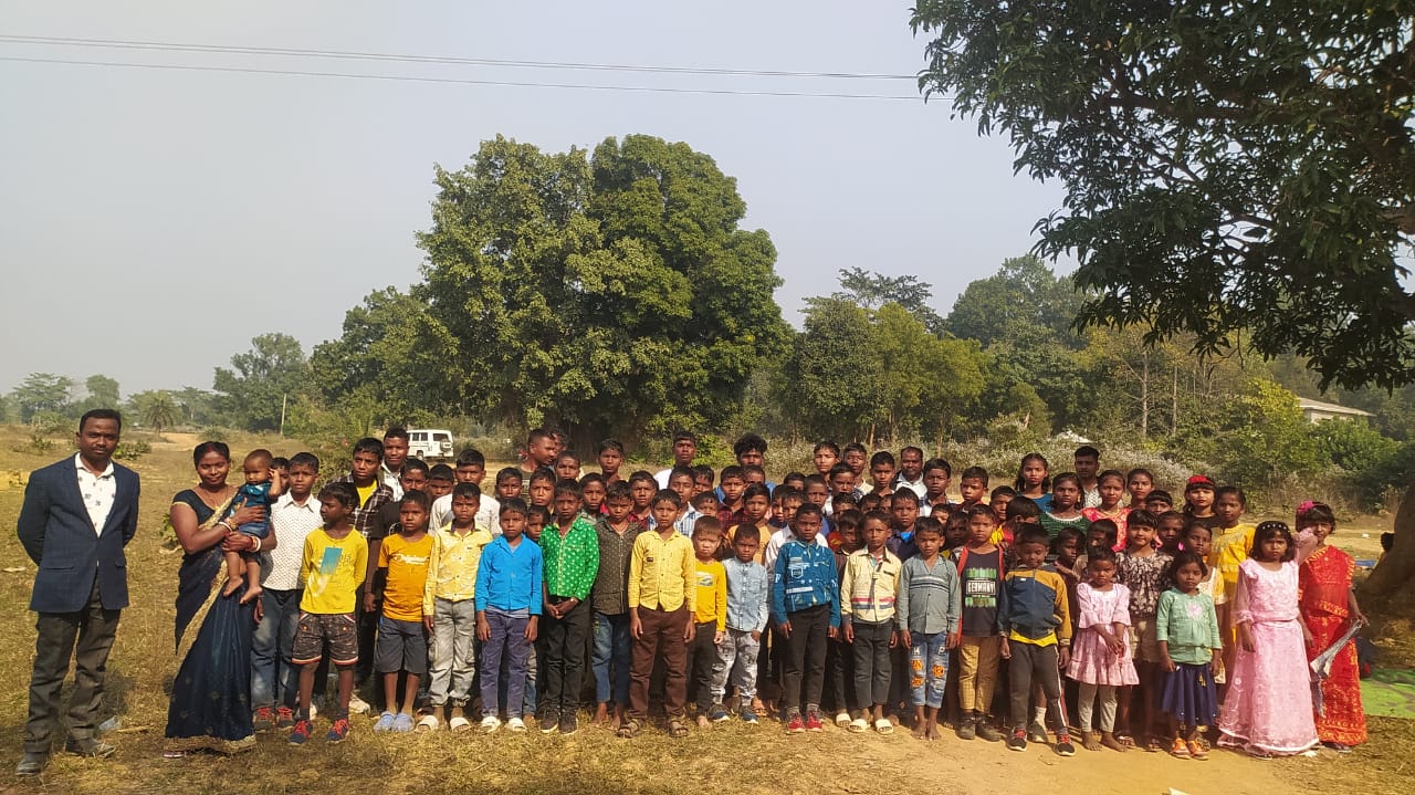 जिला परिषद उपाध्यक्ष ने कालीमाटी पंचायत में जरूरतमंद लोगों के बीच बांटा कंबल