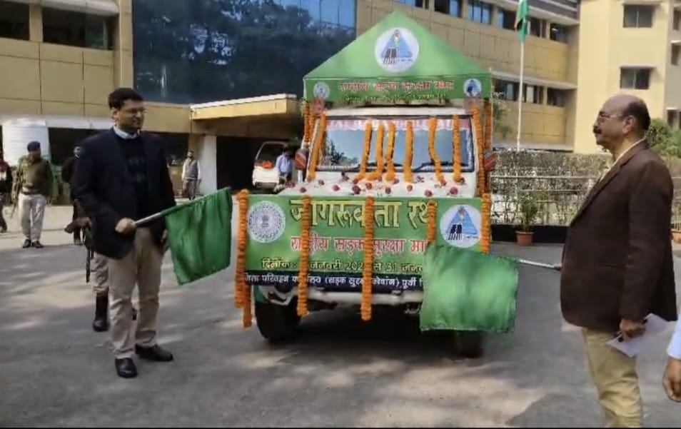 सड़क सुरक्षा जागरूकता रथ को उपायुक्त ने हरी झंडी दिखाकर किया रवाना