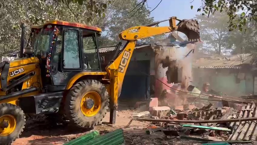 Chakradharpur : चक्रधरपुर में रेलवे ने चलाया अतिक्रमण हटाओ अभियान, 38 दुकानों पर चला बुलडोजर