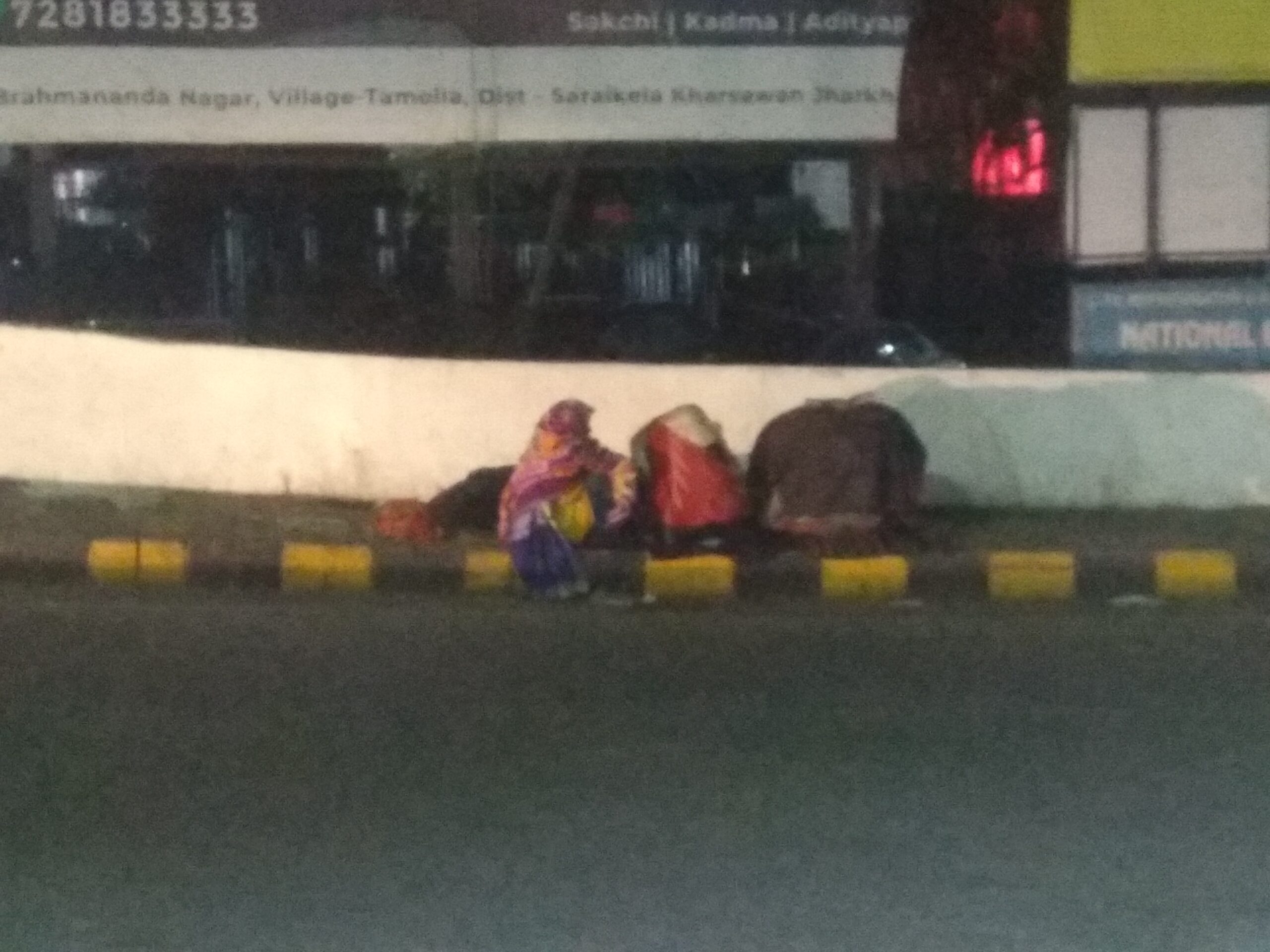 साहब जरा इधर भी नजरें इनायत करें.  रीगल गोलचक्कर पर खुले आसमान के नीचे बूढ़ी आंखे आपकी राह तक रही हैं.