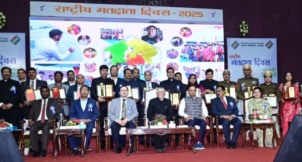 Jharkhand: राष्ट्रीय मतदाता दिवस पर राज्यपाल ने किया लोकतंत्र के नायकों का सम्मान, कहा – ‘प्रलोभनों से ऊपर उठकर करें मतदान’