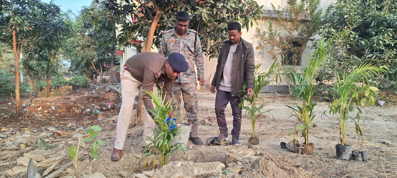 कोवाली थाना प्रभारी ने पौधरोपण कर दिया पर्यावरण संरक्षण का संदेश