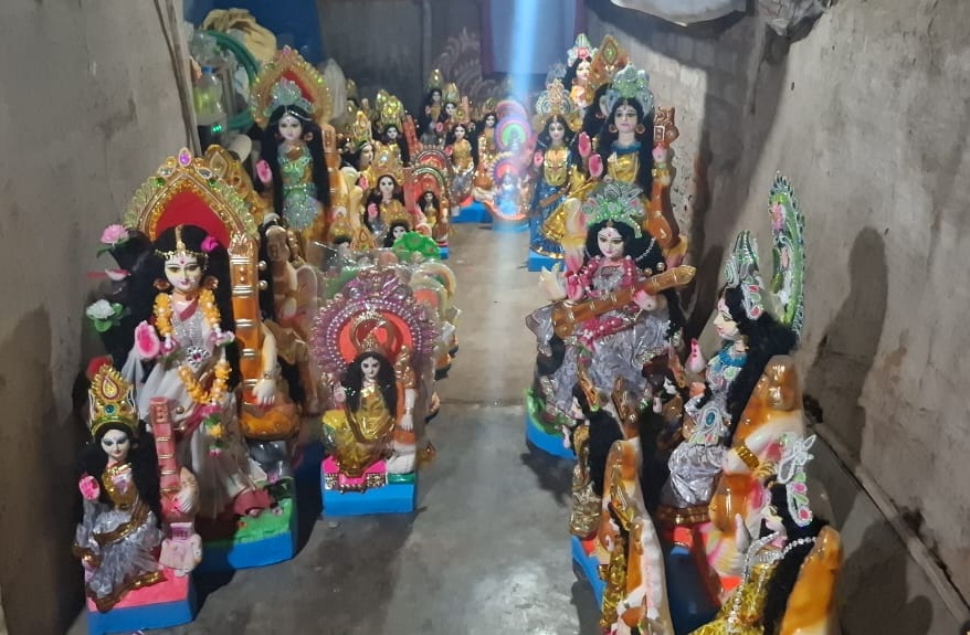 Jamshedpur : सरस्वती पूजा 3 को, मां शारदे की प्रतिमा को अंतिम रूप दे रहे हैं मूर्तिकार   