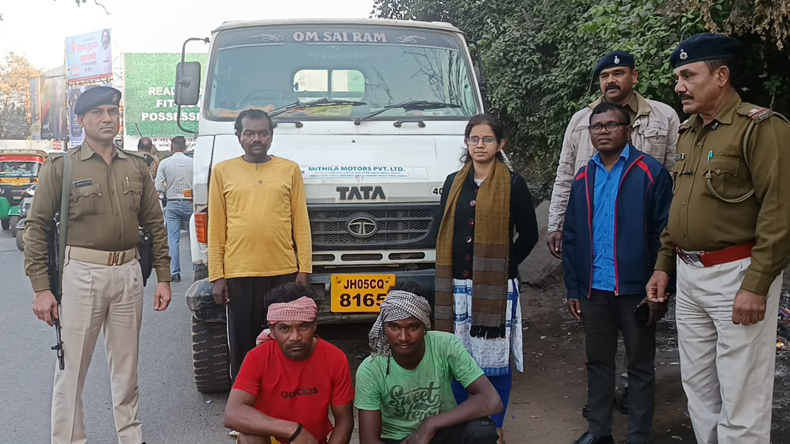 jamshedpur : अवैध रूप से बालू परिवहन कर रहे एक वाहन को किया गया जब्त