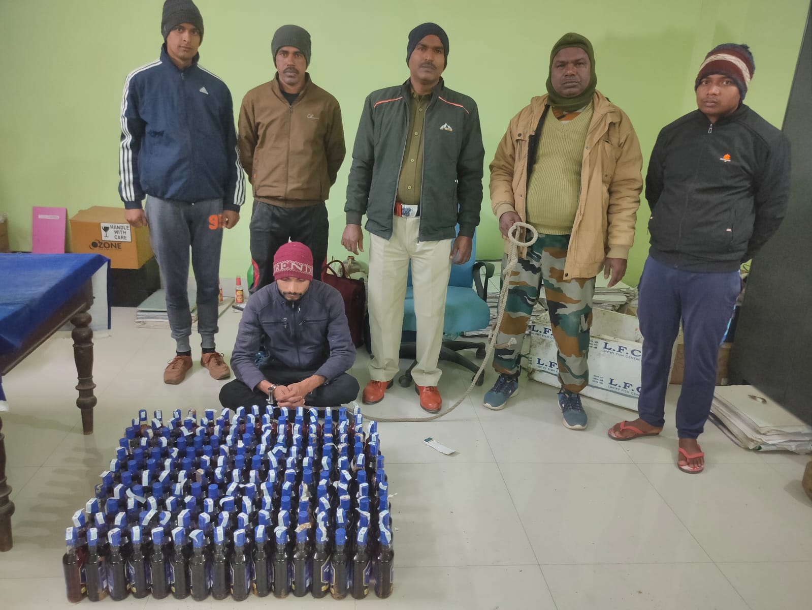 Deoghar : देवघर में छह पेटी अवैध विदेशी शराब जब्त, एक गिरफ्तार