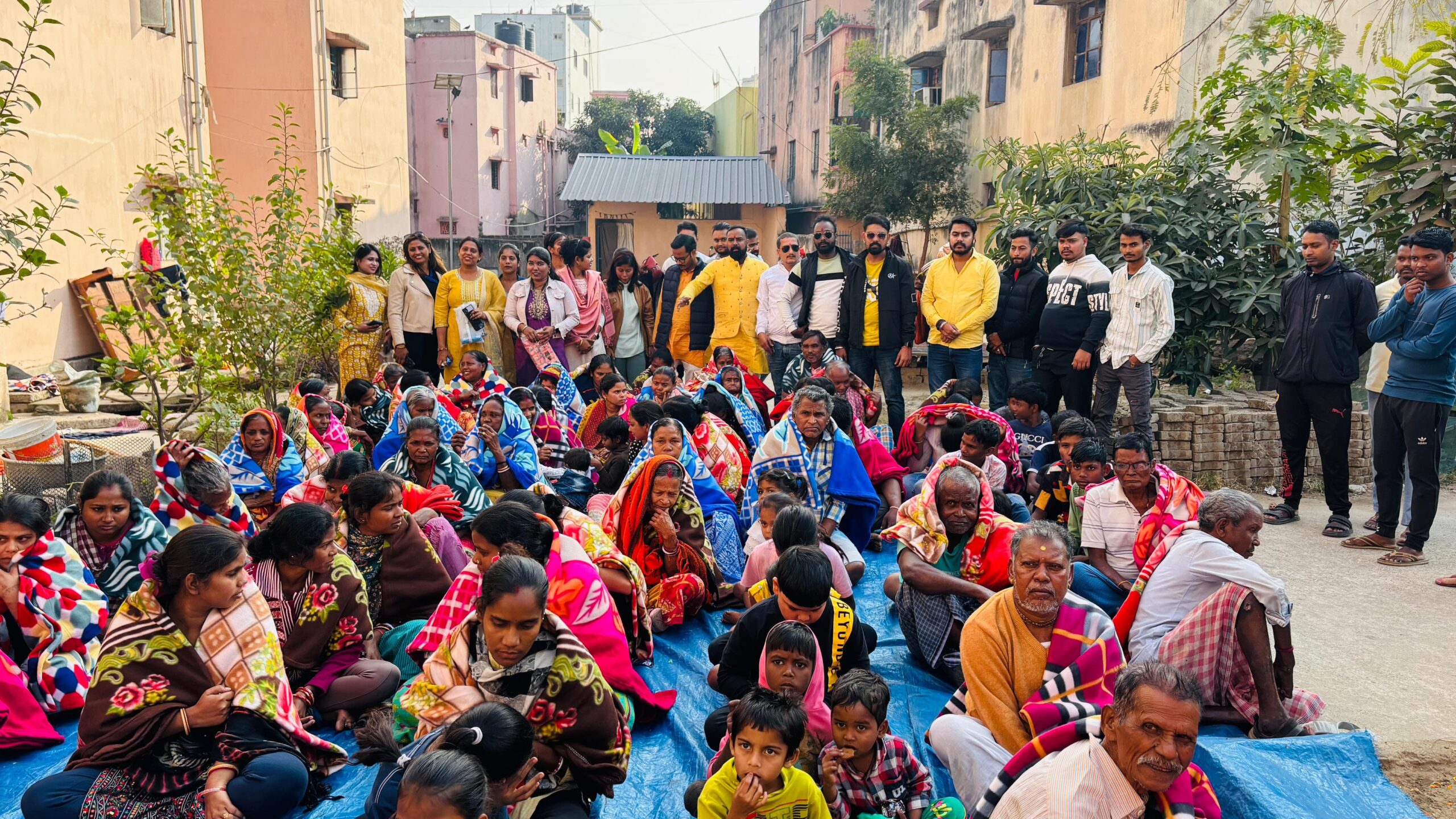 सनातन उत्सव समिति ने ठंड में बाराद्वारी शास्त्री आश्रम में बांटा कंबल