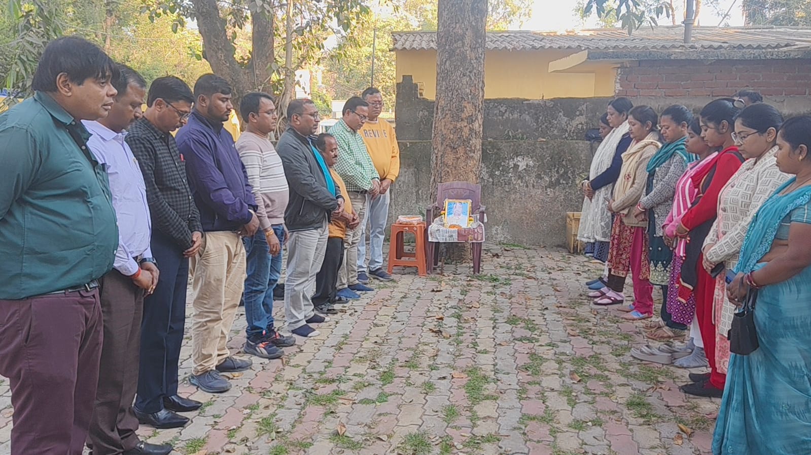 Chaibasa : पोस्ट ऑफिस में एजेंट स्वर्गीय समरेश सिन्हा को दी गई श्रद्धांजलि