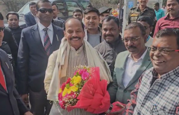 Ranchi: भाजपा की सदस्यता लेने के बाद रघुवर दास पहुंचे रजरप्पा, छिन्नमास्तिका मंदिर में की पूजा अर्चना