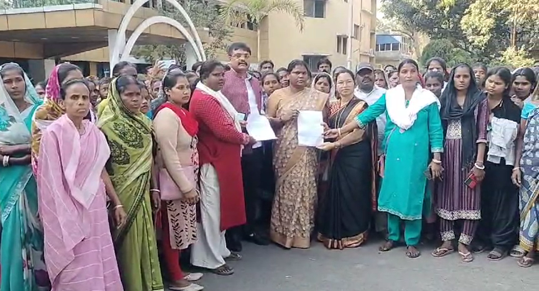 Jamshedpur: अतिक्रमण हटाओ नोटिस के बाद, बस्तीवासियों ने रेलवे और अनावाद बिहार सरकार को सौंपा ज्ञापन