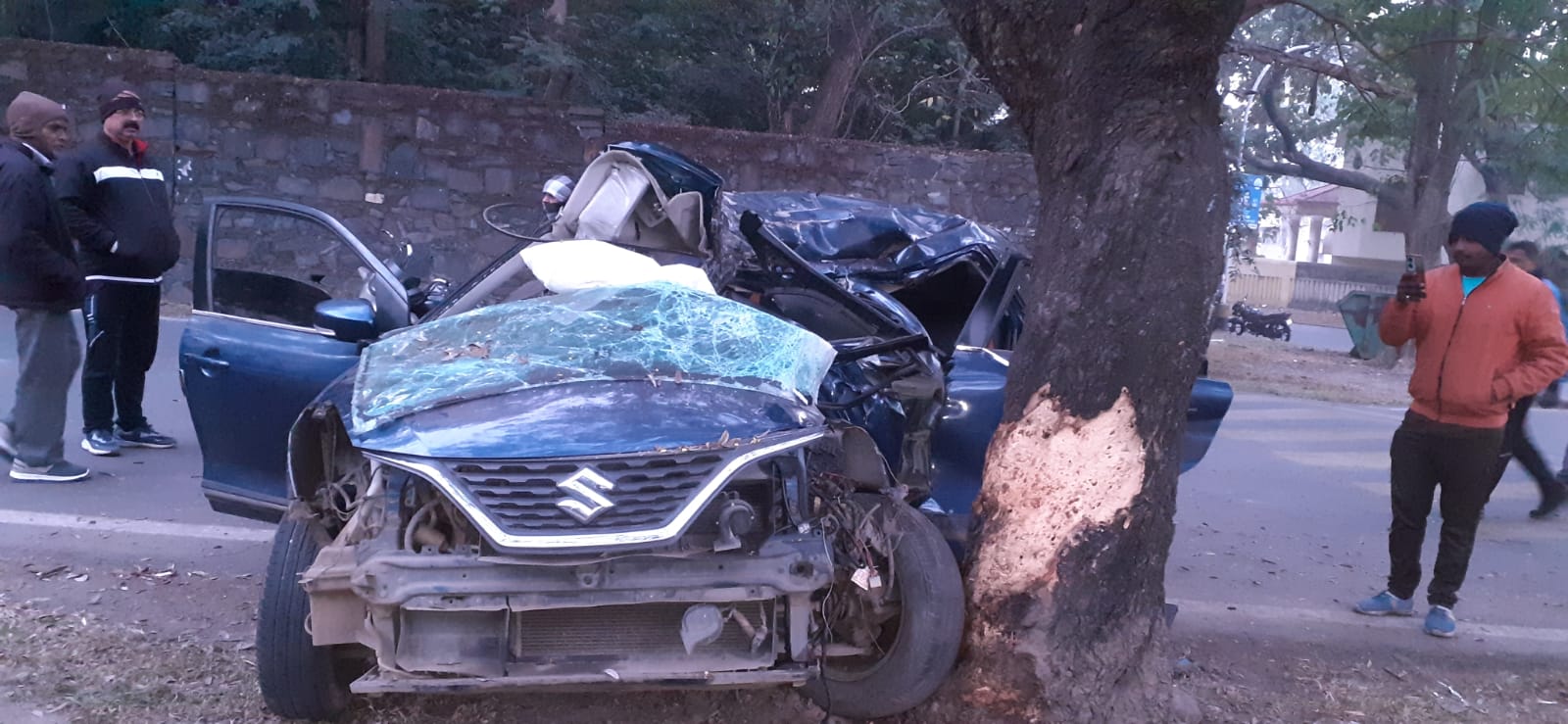 टेल्को थाना क्षेत्र में नए साल का जश्न मना रहे तीन युवकों की दर्दनाक हादसे में मौत