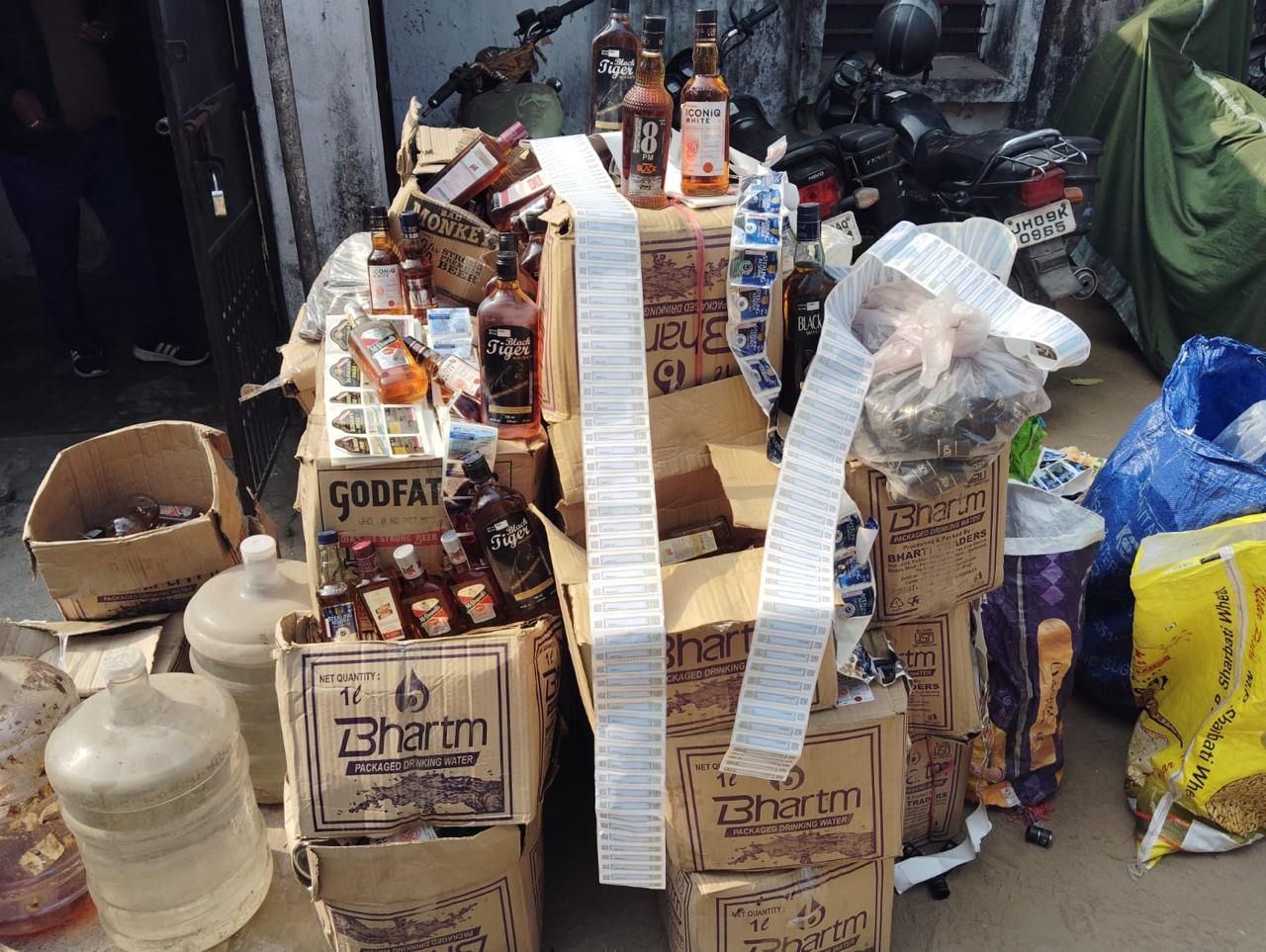 बोकारो पुलिस ने छापामारी कर 20 पेटी नकली विदेशी शराब किया जब्त