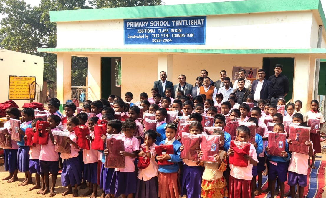 Jamshedpur News: टाटा स्टील फाउंडेशन ने राजकीय प्राथमिक विद्यालय तेंतलीघाट में छात्रों को वितरित किए गए स्वेटर