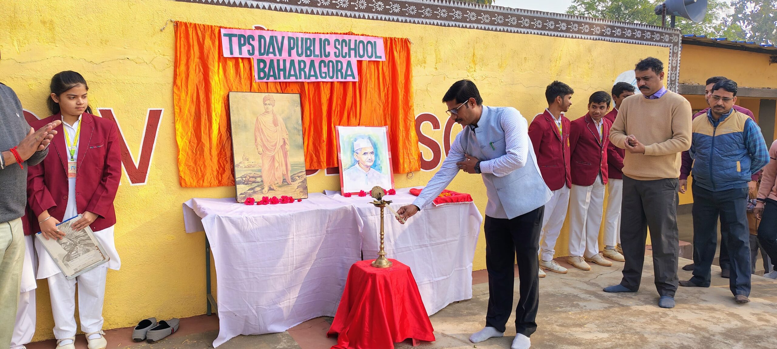 TPS DAV पब्लिक स्कूल में विवेकानंद और लाल बहादुर शास्त्री को दी गई श्रद्धांजलि, हवन का भी हुआ आयोजन