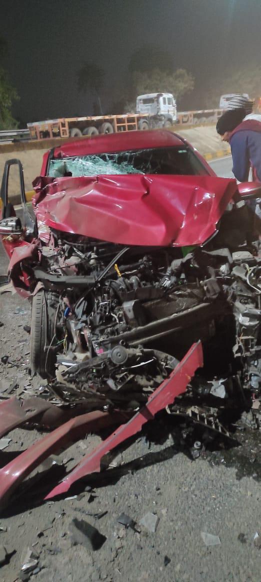 मरीन ड्राइव बिंदल मॉल के पास खड़ी ट्रेलर से कार टकराई, तीन घायल