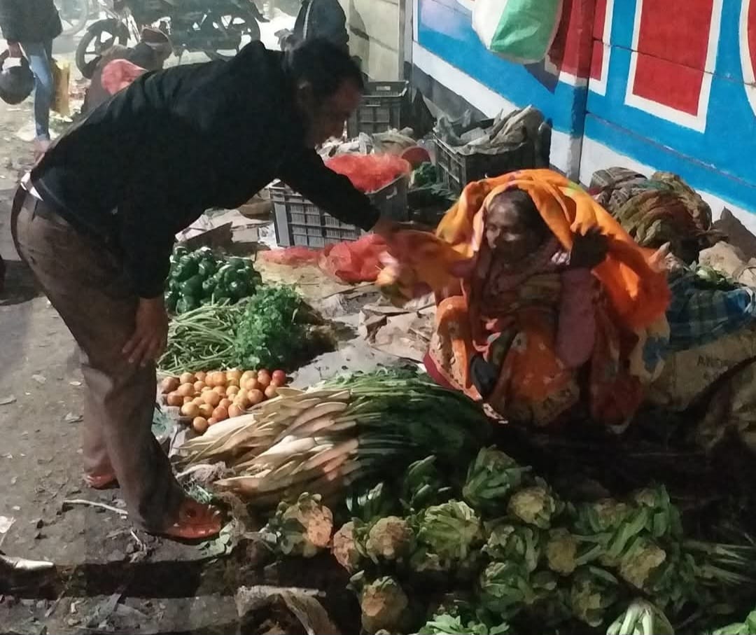 Jamshedpur: ‘जन सत्याग्रह’ ने सब्जी विक्रेताओं और फुटपाथ पर सोने वाले बेसहारों के बीच बांटा कंबल