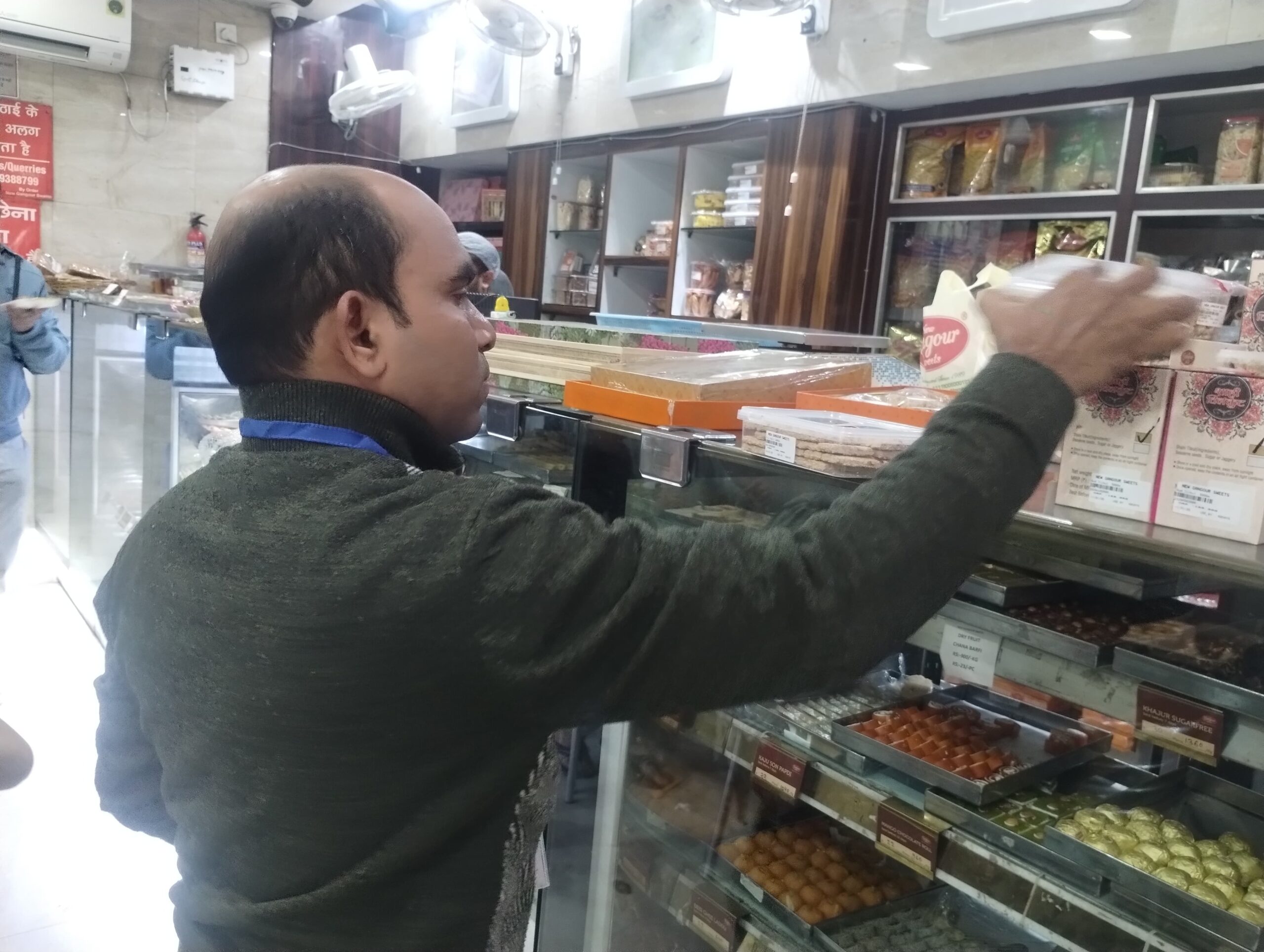 Jamshedpur: त्यौहारों के दौरान खाद्य मिलावट पर अंकुश लगाने के लिए शहर के इन नामचीन मिठाई दुकानों में हुआ Inspection