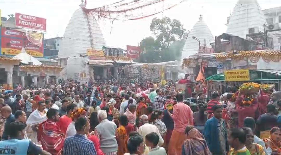 Deoghar : मकर संक्रांति पर लोगों ने लगाई शिवगंगा में आस्था की डुबकी, बाबा बैद्यनाथ को लगा तिल और खिचड़ी का भोग