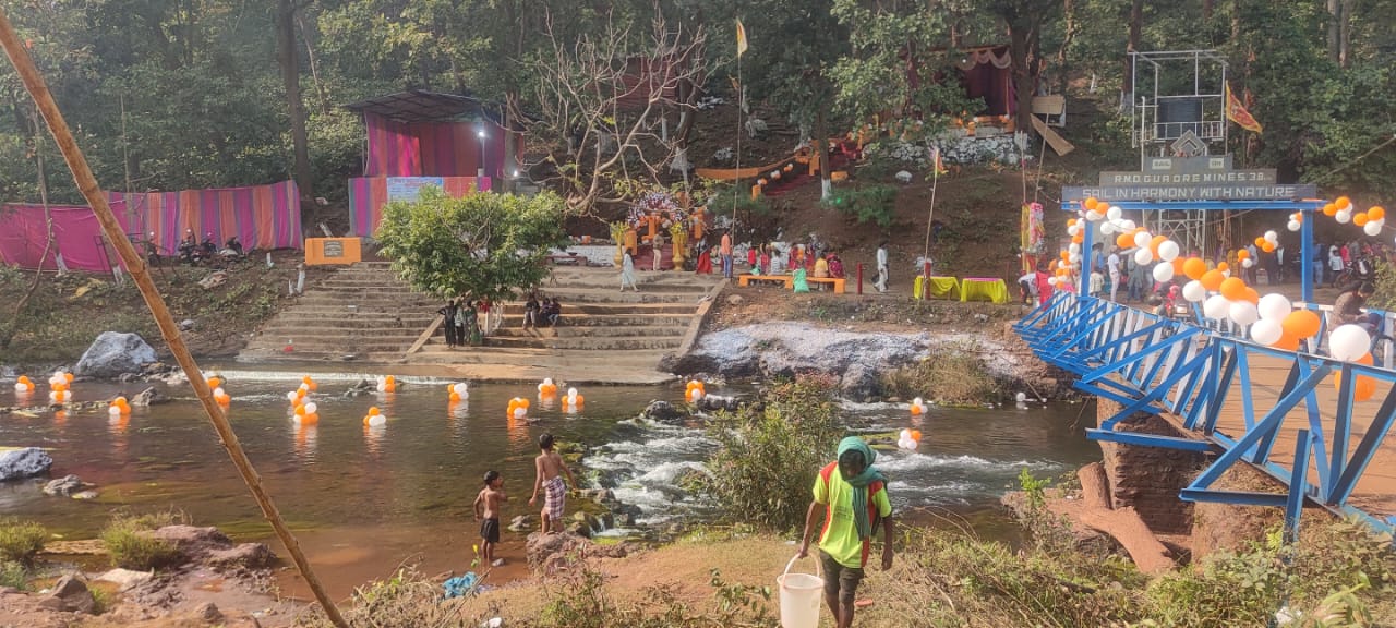 West Singhbhum: पंचमुखी हनुमान मंदिर में लगा भक्तों का तांता, रक्तदान शिविर का भी हुआ आयोजन
