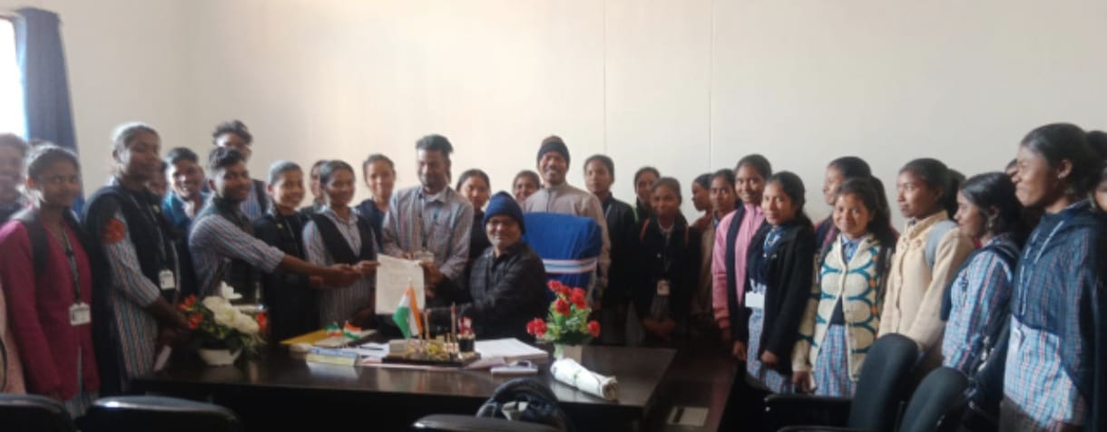 West Singhbhum के इस डिग्री कॉलेज में है शिक्षकों का अभाव और जल की समस्या, छात्रों ने प्राचार्य को सौंपा ज्ञापन