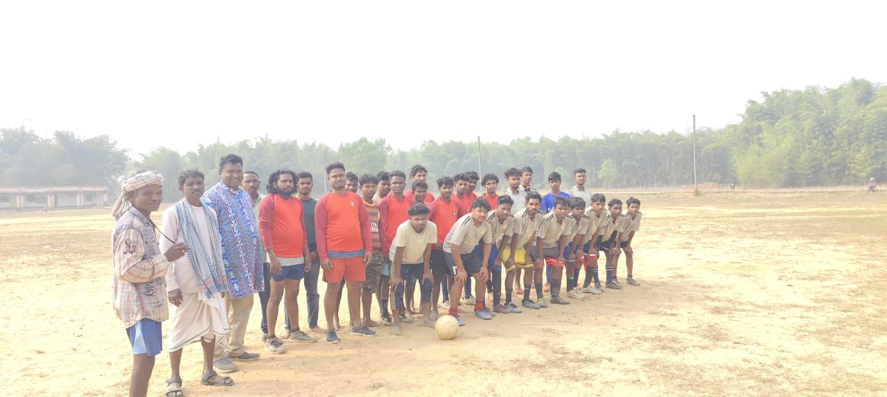 Bahragora: मकर संक्रांति पर विवाहित और अविवाहित टीमों के बीच हुआ रोमांचक फुटबॉल मैच, जानिए कौन बना विजेता