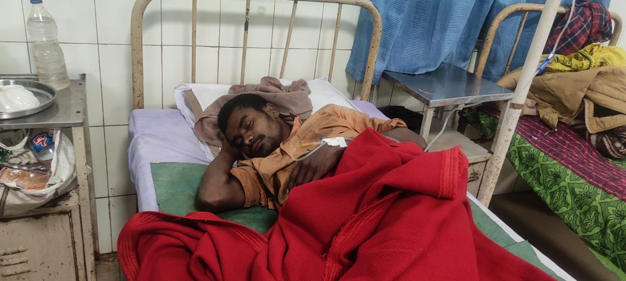 West Singhbhum: सड़क दुर्घटना में युवक गंभीर रूप से घायल, पेट में घुसा गार्डवाल का रॉड